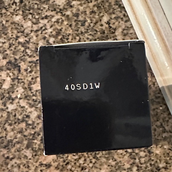 Giorgio Armani Luminous Silk Foundation - 4.5 tint New in box! - Picture 6 of 7